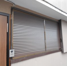 名古屋市　取り出しづらい木製雨戸からアルミ製の雨戸への交換をしました。