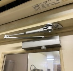 ドアクローザー交換修理を行いました。