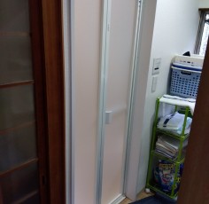 愛知県あま市　某様　浴室中折れドアパネル割替工事