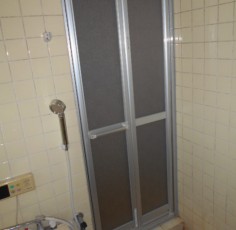 愛知県名古屋市　Ｎ様　浴室２枚折れドアカバー工法工事