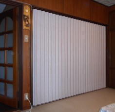 愛知県名古屋市　室内に開閉できる間仕切りドアを付けたい。
